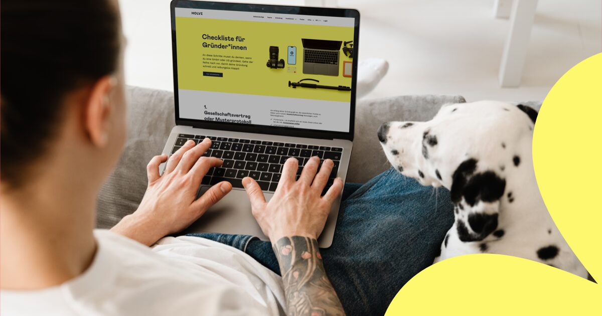 Ein Gründer sitzt auf der Couch mit Hund, während er sich die Holvi Gründer-Checkliste auf seinem Laptop anschaut.