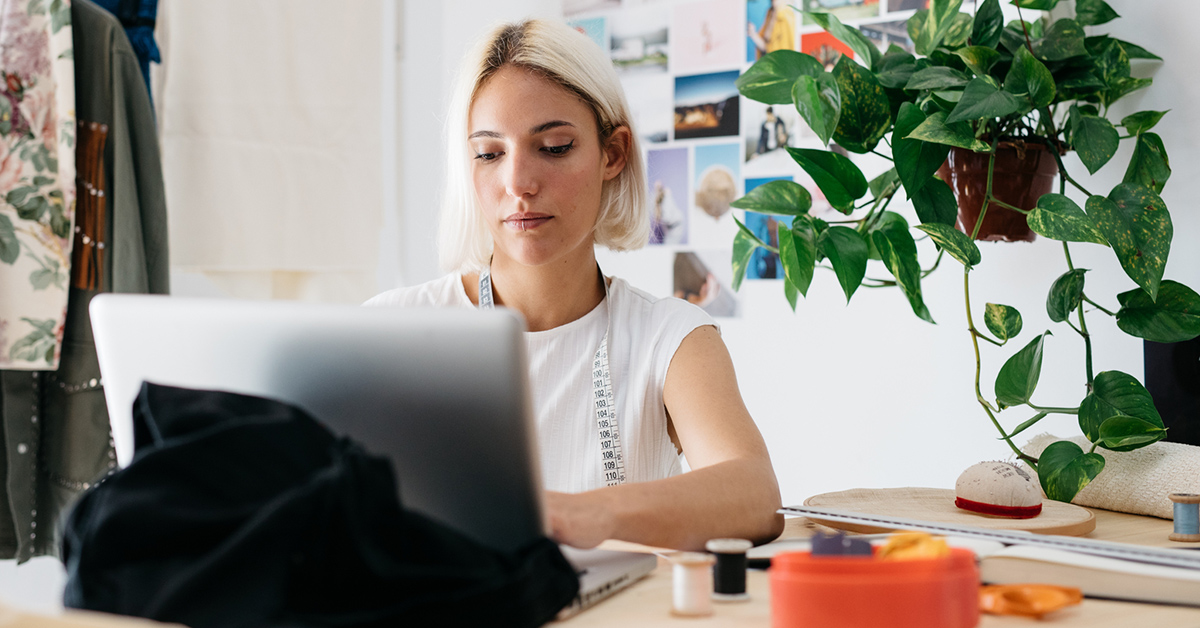 Typische Risiken in der Selbstständigkeit vermeiden. Frau arbeitet am Laptop